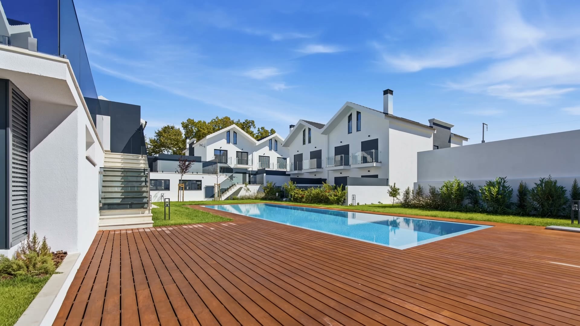 Deck e piscina do Estoril 21 ao fim da tarde